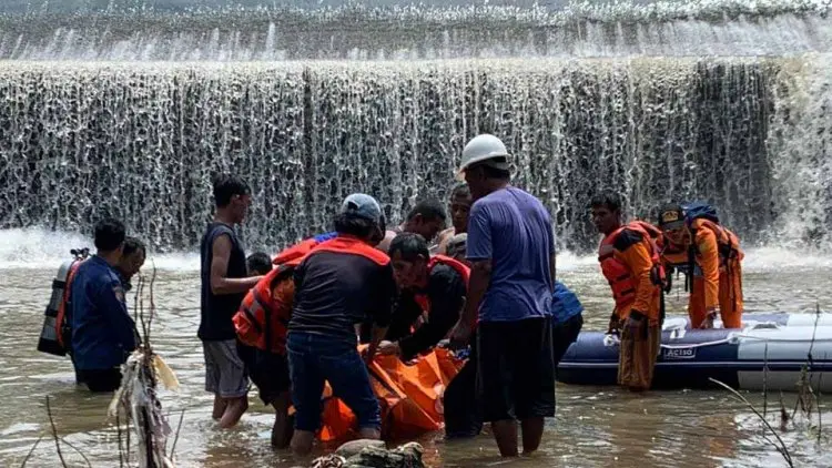 Tim SAR Gabungan Evakuasi Jasad Pria di Bendungan Leuwi Kuray Soreang