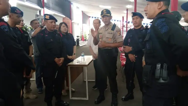 Polisi Bandung Lakukan Sterilisasi Jelang Perayaan Natal 2019