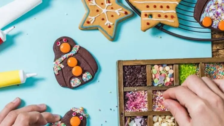 Benarkah Muslim Dilarang Menikmati Kue Natal?
