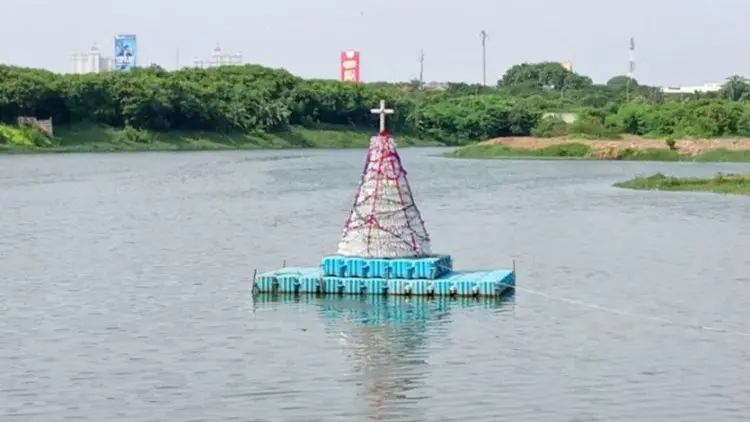 Ada Pohon Natal Berbahan Botol Bekas di Tengah Waduk Riario Jaktim