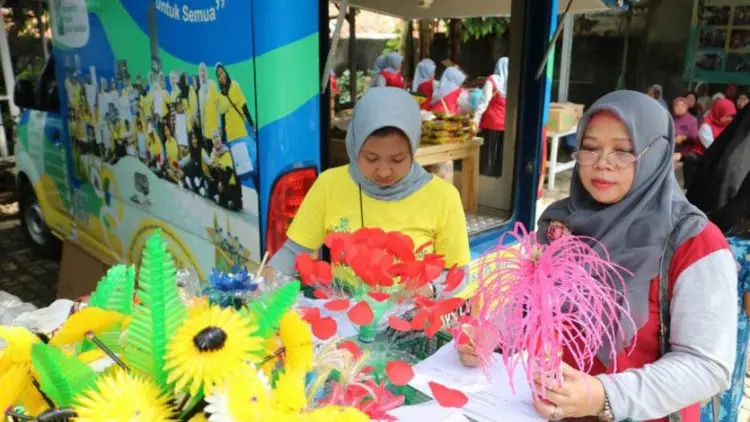 Para Lansia Kreasikan Sampah Plastik Jadi Kerajinan Tangan