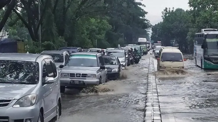 Jalan Soekarno Hatta dan Pasar Gedebage Bandung Tergenang Banjir