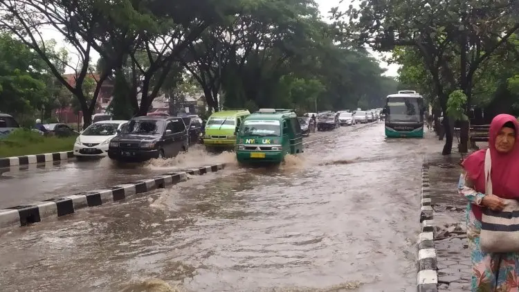 Hujan Lebat, Banjir Cileuncang Tutup Akses Gerbang Selatan Pasar Gedebage