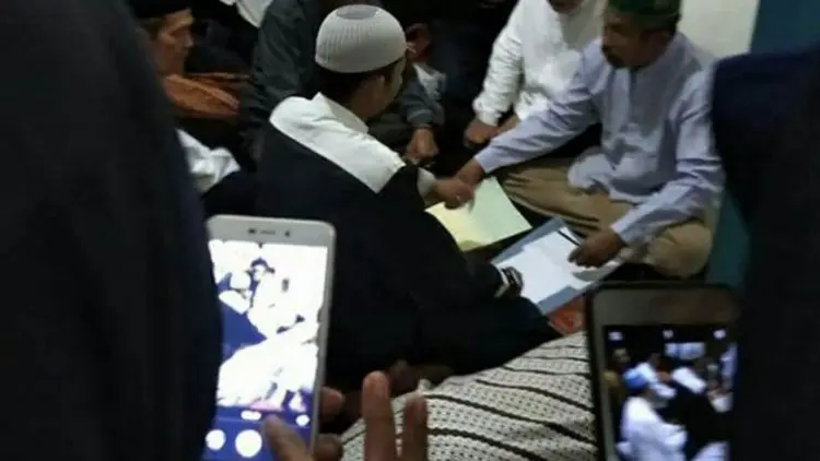 Pilu....Wanita Ini Menikah di Hadapan Jasad Ayahnya