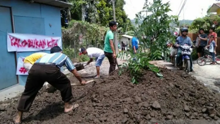 Warga Sukarela Perbaiki Jalan Rusak Jalur Puncak II