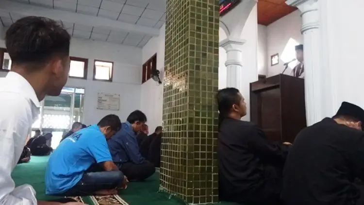 Seruan Gema Takbir Warnai Gerhana Matahari di Garut