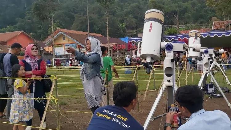 Ratusan Warga Kecewa Puncak Gerhana Matahari di Bandung Tertutup Awan Mendung