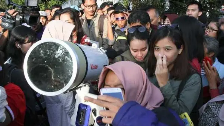 Masyarakat Bandung Amati Gerhana dari Lapang Sinapeul Lembang