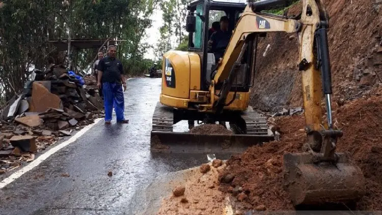 Longsor Melanda Sejumlah Titik di Garut Selatan