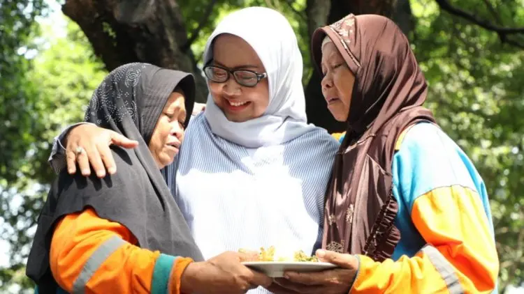 Mengharukan, Bupati Bogor DapatPelukan dari Ibu-ibu Penyapu Jalanan