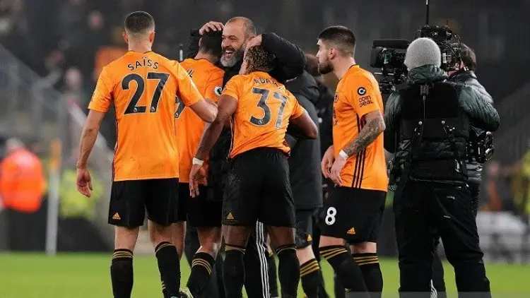 Hati-hati Liverpool, Wolves On Fire Tumbangkan Man City!