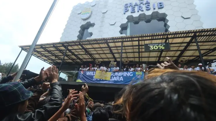 Lagu 'Kartonyono Medot Janji' Akhiri Pawai Persib Putri*