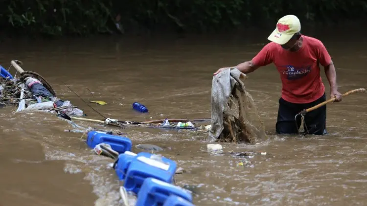 Pemkot Bekasi Diminta Serius Tangani Sampah di Sungai