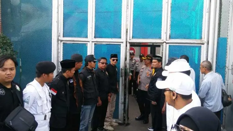 Wanita Berjilbab Merah Muda Jemput Dhani di Penjara