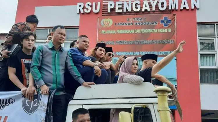 Naik Truk, Dhani Tinggalkan Lapas Cipinang Bersama Mulan