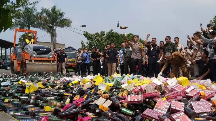 Polda Jabar Musnahkan Narkotika dan Miras Hasil Operasi 2019