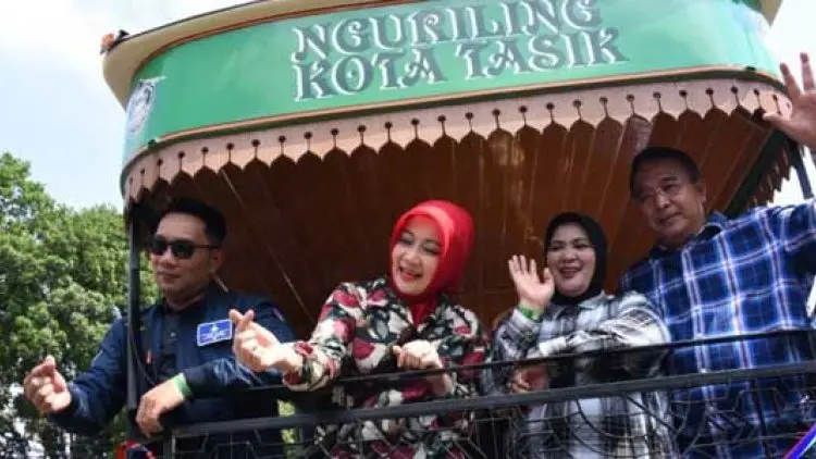 Pemprov Jabar Serahkan Bus Wisata untuk 8 Kabupaten/Kota