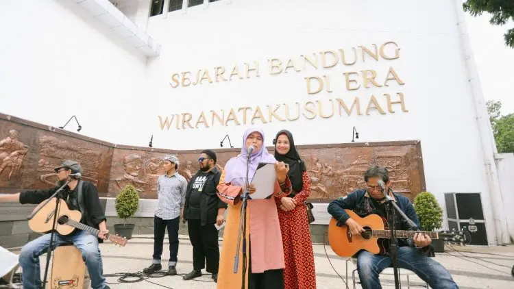 Ketika Umi Oded Berpuisi di Hari Musik Balada