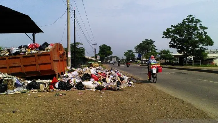 Terbatasnya Armada Picu Penumpukan Sampah di Karawang