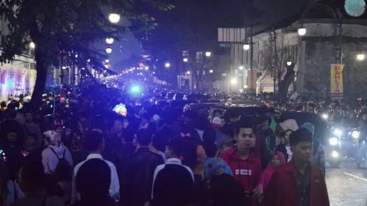 Wow, Alun-alun Bandung Kembali jadi Lautan Manusia di Malam Tahun Baru