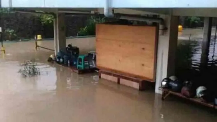 Duh, Area Parkir Rumah Sakit di Bekasi Terendam Banjir