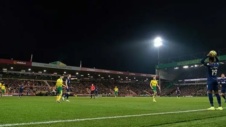Lempar HP ke Lapangan, Fans Norwich Dihukum