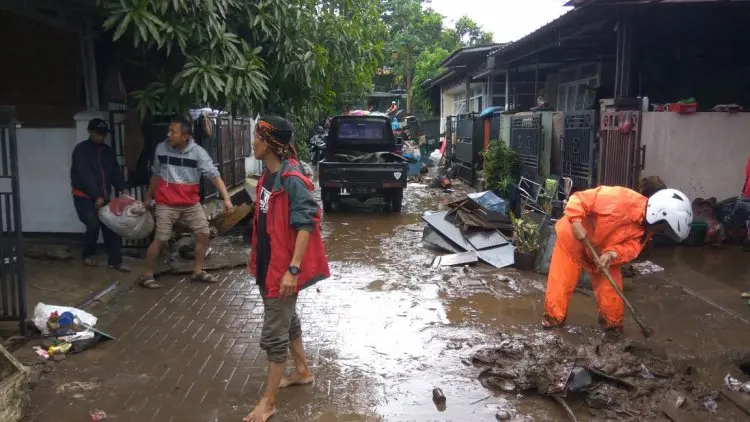 Pasca-Banjir, Warga Cimareme Mulai Bersih-bersih