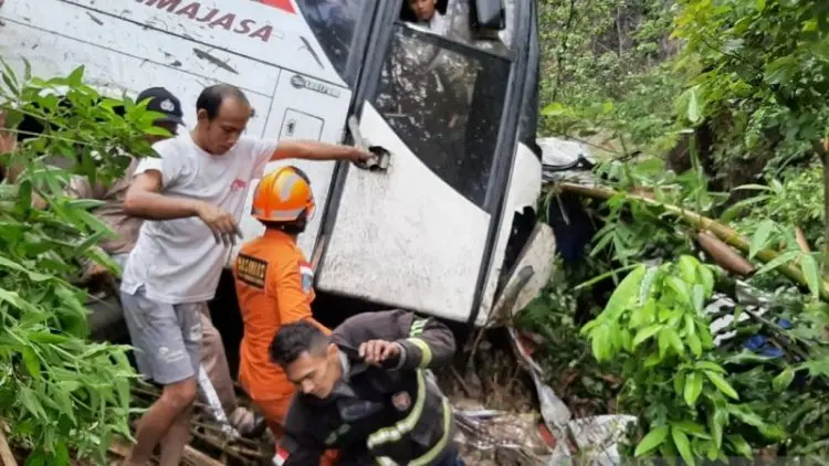 Bus Primajasa Masuk Jurang di Jalur Nagreg