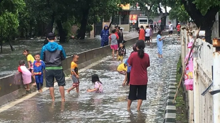 Jalan Pos Pengumben Jadi Destinasi “Wisata Air” Dadakan