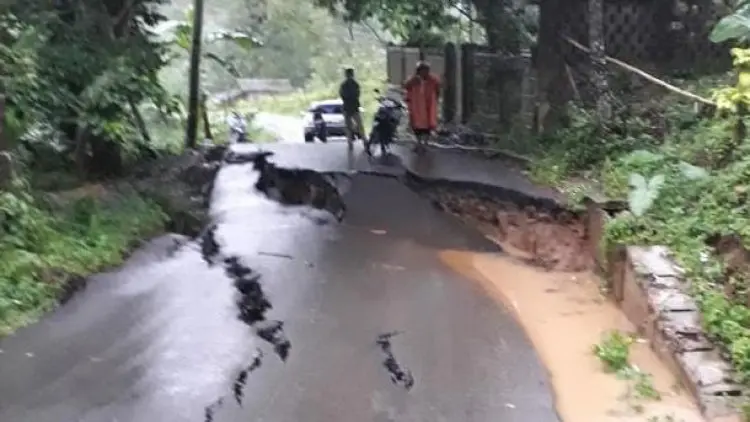 Lagi, Jalan Raya Karang Tengah Longsor Hingga 40 Cm