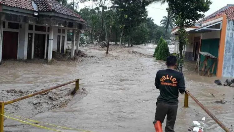 Hilman Hanyut Terbawa Banjir Bandang Sungai Cidurian