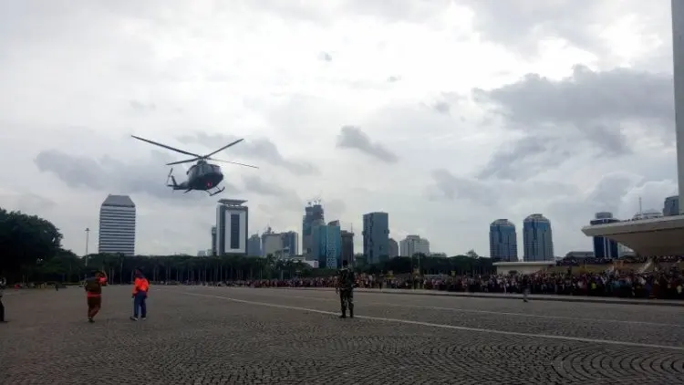 Ketika Helikopter yang Meninjau Banjir Jadi Tontonan Pengunjung Monas