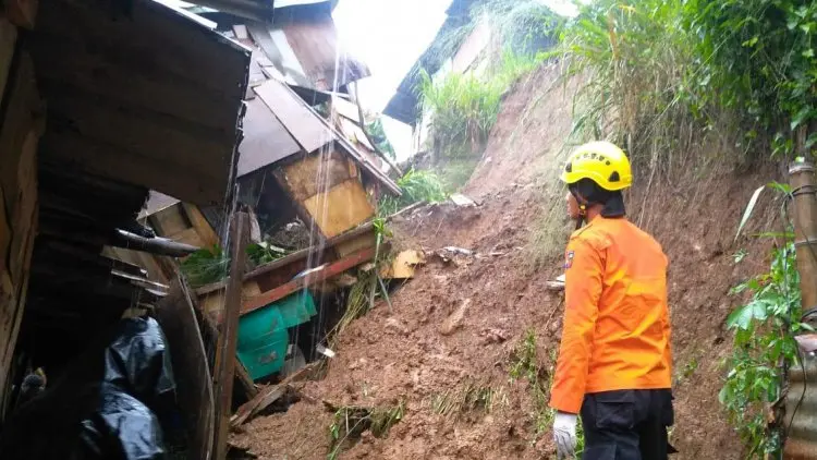 Nahas, Kusmiati Tewas Tertimbun Longsor Saat Tertidur