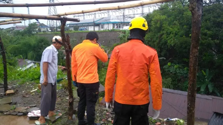 Nelangsa Dara, Kehilangan Ibu dan Tempat Tinggal Akibat Longsor