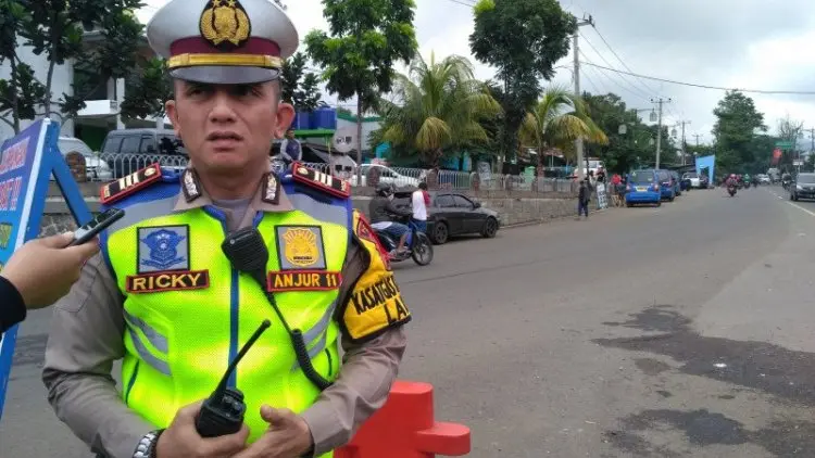 Polisi Tutup Jalan Menuju Puncak dari Cianjur