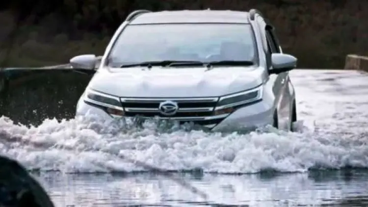 Tips Mengendarai Mobil Jika Terpaksa Lewati Banjir