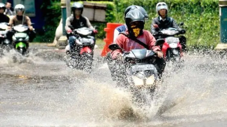 Sepeda Motor Ingin Terabar Banjir? Ikuti Tips Ini
