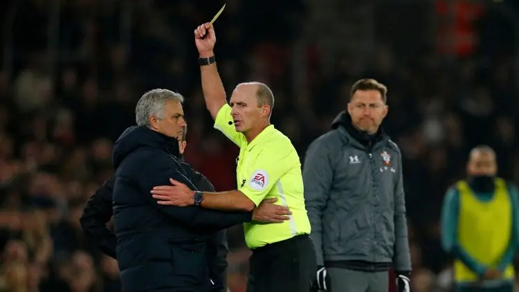 Mourinho, Kartu Kuning, dan Orang Idiot
