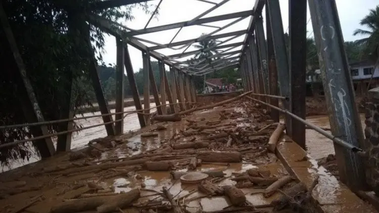 Sebagian Lebak Terisolir, 20 Jembatan Putus