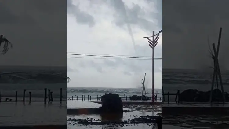 Heboh, Angin Puting Beliung di Laut Pantai Sayangheulang
