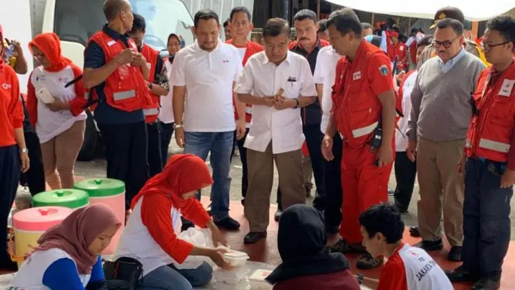 Jusuf Kalla Tinjau Dapur Umum PMI Jaktim