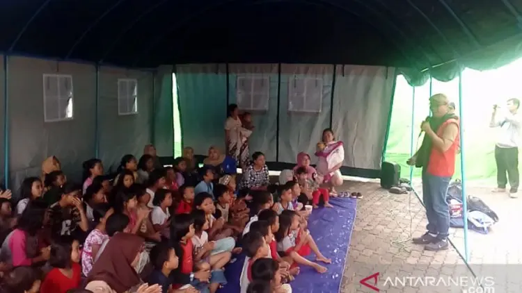 Kampung Dongeng Indonesia Hibur Anak Korban Banjir