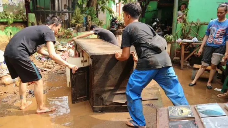 Terendam Banjir, Bufet Senilai Rp3 Juta Jadi Barang Rongsokan