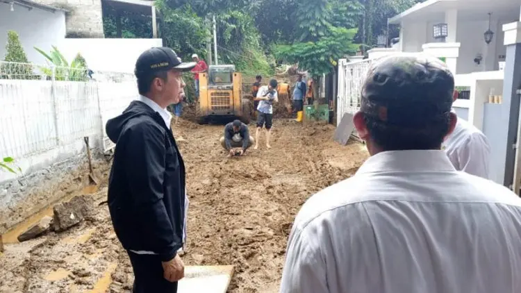 Pemkot Bogor Bantu Bersihkan Material Longsor di Ciluar Asri