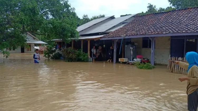 Sejumlah Warga Karawang Digigit Ular di Lokasi Banjir