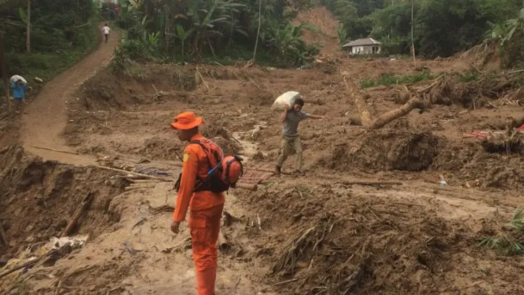 SAR Bandung Berjibaku Cari Tiga Korban Longsor Sukajaya