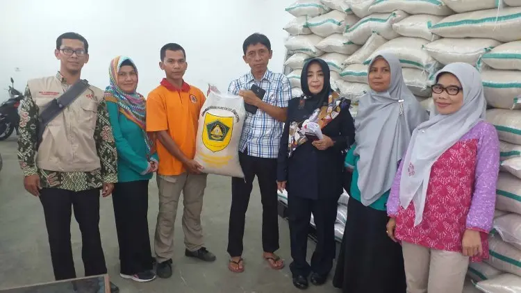 DKP Kab Bogor Salurkan 20 Ton Beras Kepada Ribuan Korban Bencana Alam