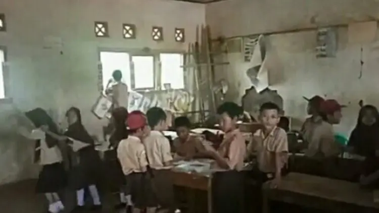 Seratusan Siswa di Cianjur Belajar Dibawah Ancaman Bangunan Ambruk