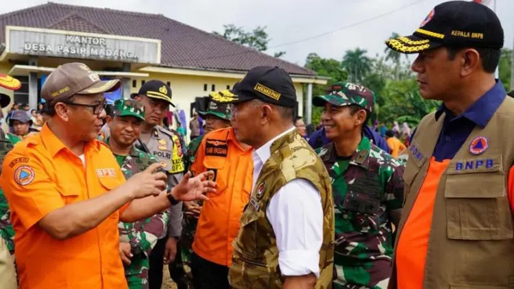 Menteri PMK dan BNPB Kunjungi Lokasi Bencana di Sukajaya