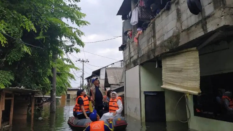 Berperahu Karet, Grace Batubara Harapkan Korban Banjir Mau Dievakuasi